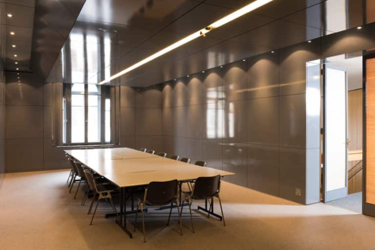 Espace André Comte-Sponville – (25 pl. en tables ou 50 pl. en rang cinéma) 57m2 / Écran fixe