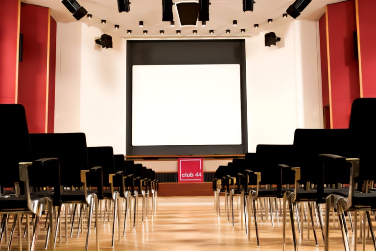 Espace Angelo Mangiarotti – (150 pl. parterre et 50 pl. galerie) 120m2 / Écran, beamer, sonorisation · présence du régisseur obligatoire