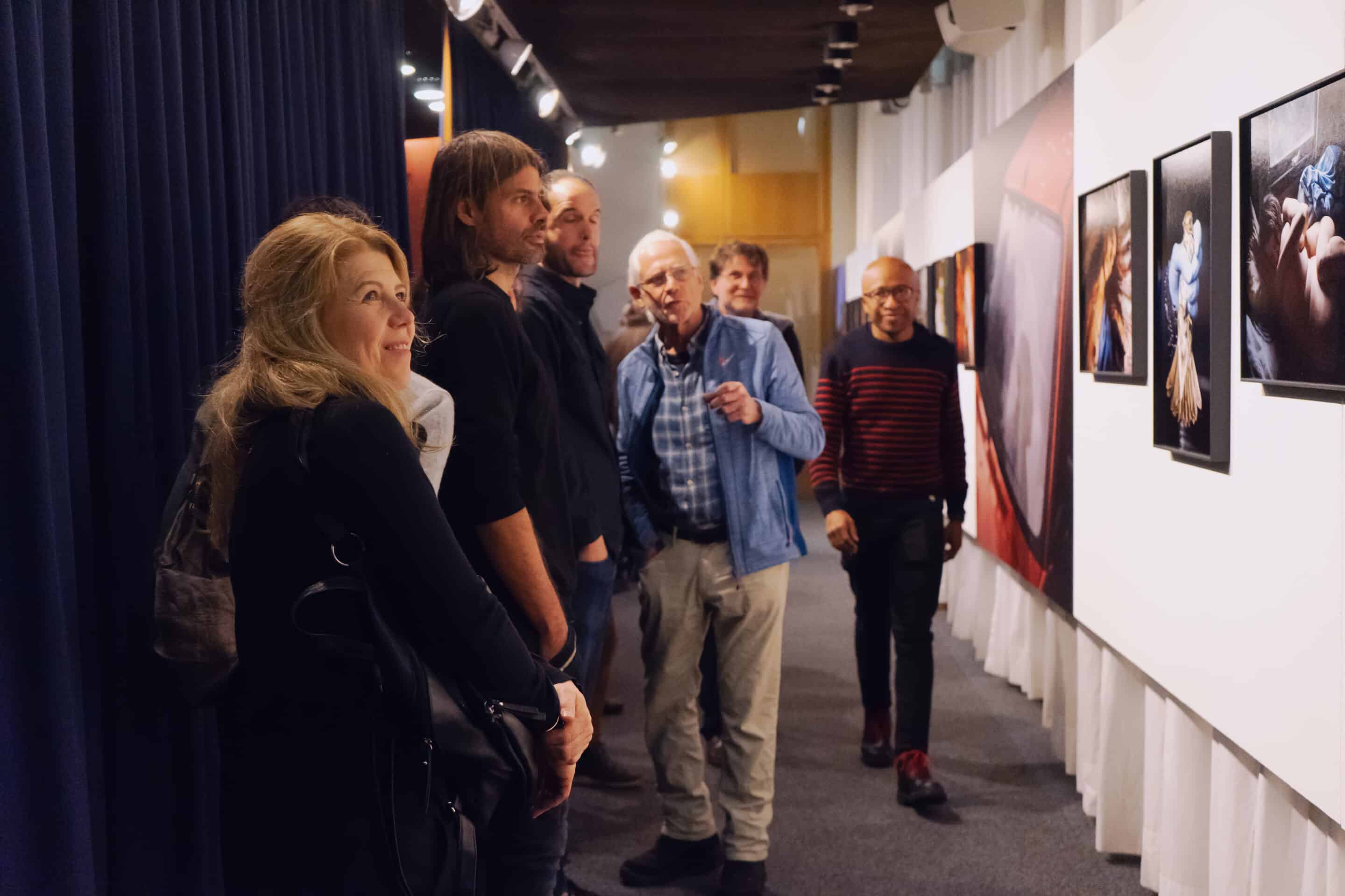 Personnes qui regardent une exposition photo