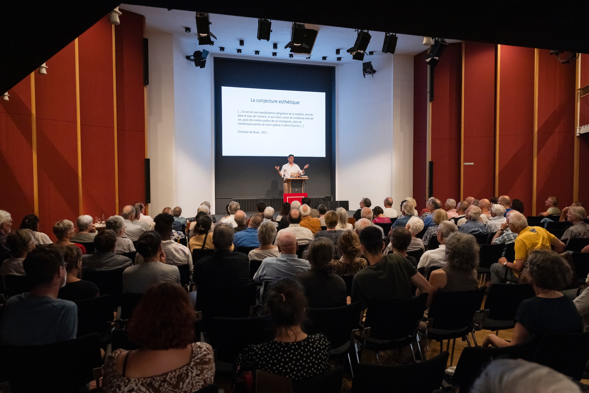 Didier Queloz sur scène pendant une conférence