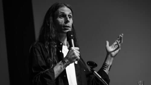 Portrait d'Aurélien Barrau tenant un micro