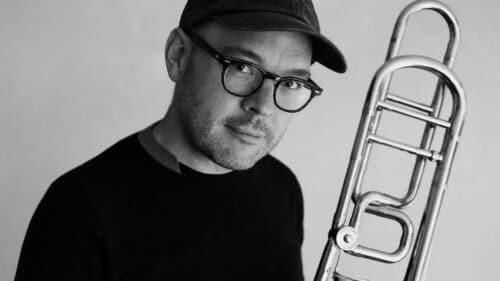 Portrait de Samuel Blaser tenant son trombone