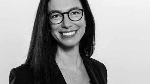 Portrait noir et blanc de Céline Vara, souriante et cheveux détachés