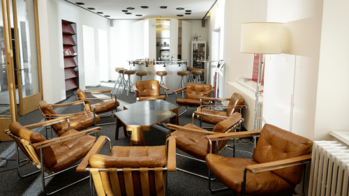 fauteuils et table basses, bar rond et chaises hautes