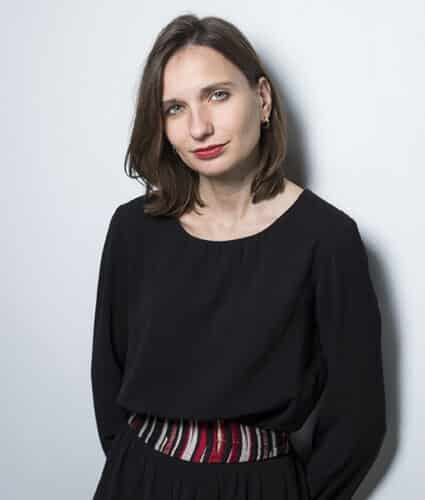 Portrait de Johanna Brousse adossée à un mur